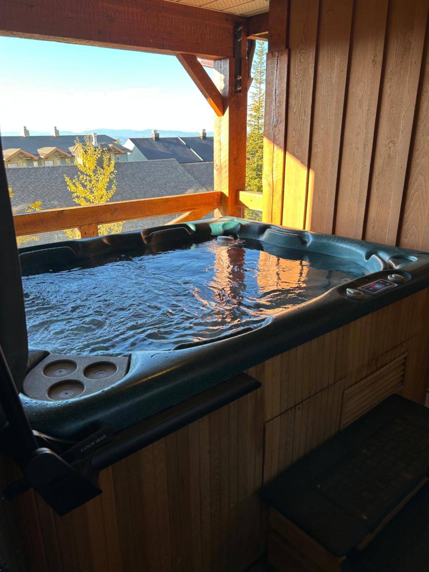 Big White 3 Bedroom 3 Bath Ski In Ski Out With Private Hot Tub מראה חיצוני תמונה