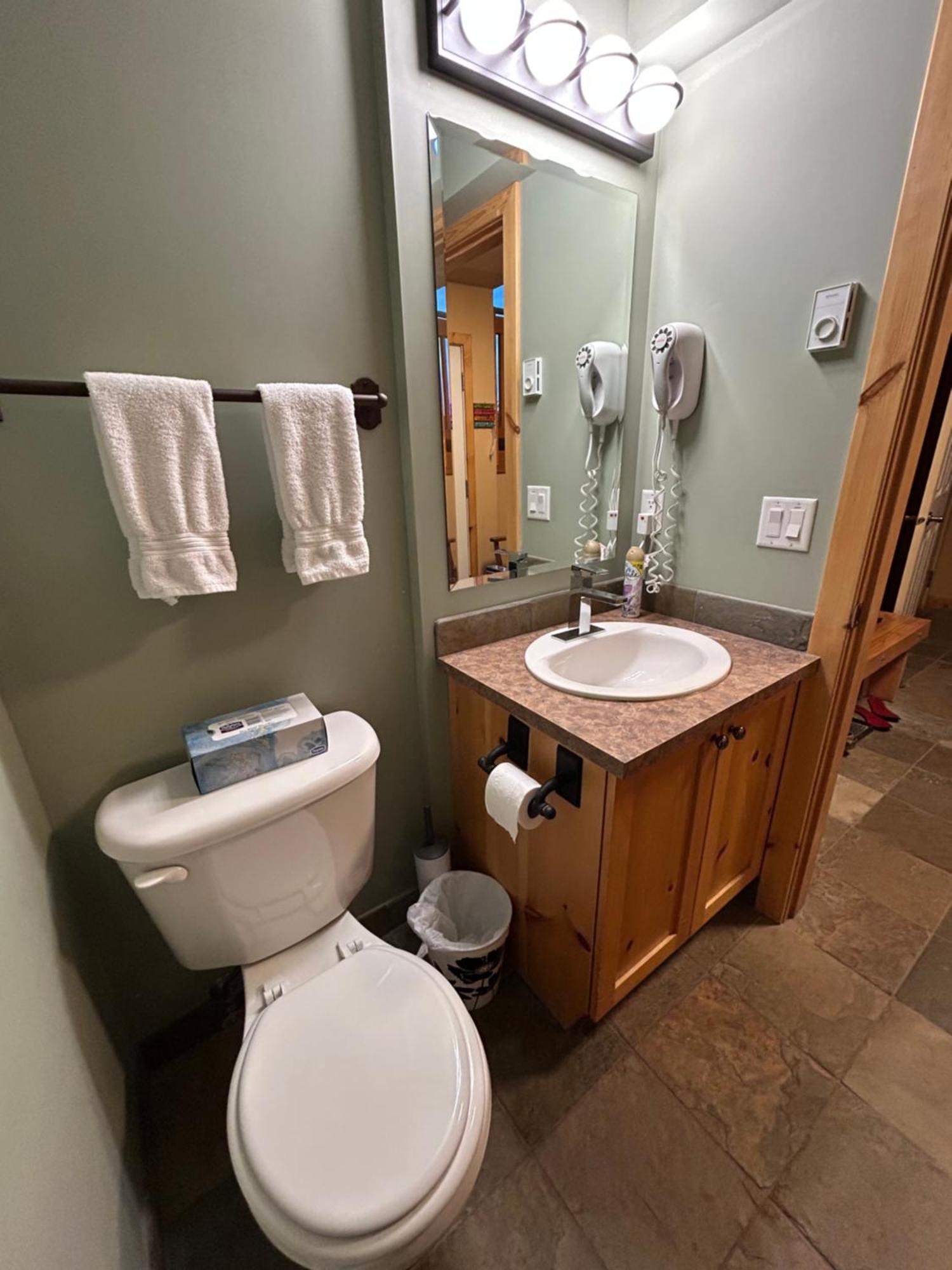 Big White 3 Bedroom 3 Bath Ski In Ski Out With Private Hot Tub מראה חיצוני תמונה