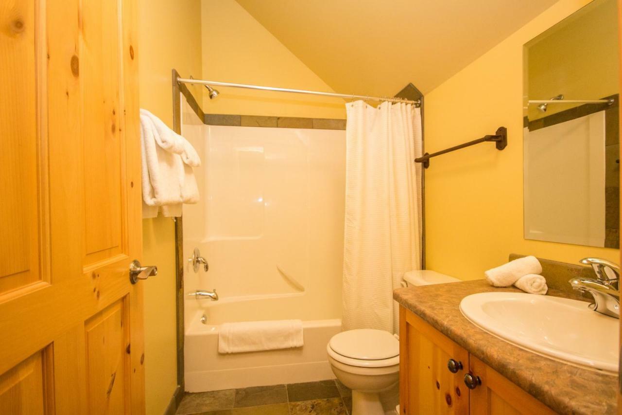 Big White 3 Bedroom 3 Bath Ski In Ski Out With Private Hot Tub מראה חיצוני תמונה