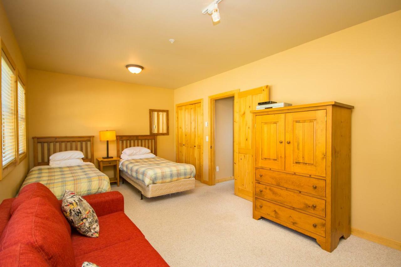 Big White 3 Bedroom 3 Bath Ski In Ski Out With Private Hot Tub מראה חיצוני תמונה